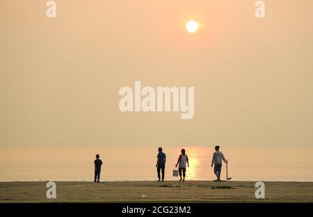 (200909) -- GUANGZHOU, 9. September 2020 (Xinhua) -- Lin Xiaolian (1. R) spielt mit ihren Studenten an einem Strand auf der Beili Insel im Landkreis Xuwen, südchinesische Provinz Guangdong, 2. September 2020. Vor sechs Jahren kam Lin Xiaolian als freiwilliger Lehrer auf diese Insel, nachdem er an der Lingnan Normal University in Guangdong seinen Abschluss gemacht hatte. Und dann entschied sie sich, hier zu bleiben, um eine Lehrerin zu sein. Das abgelegene und von Armut heimgesuchte Inseldorf Beili sieht kaum Außenstehende. Es gibt keine Restaurants, Hotels oder Autos auf der Insel, die nur 7 Quadratkilometer umfasst. Die Beili Primary School hat über 300 Schüler, ist aber staf Stockfoto