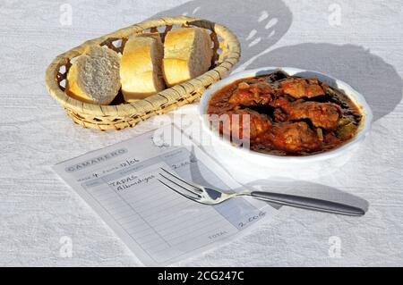 Spanische Fleischbällchen (Albondigas) in Tomatensauce mit Brot und einer Tapas-Quittung, Calahonda, Spanien. Stockfoto