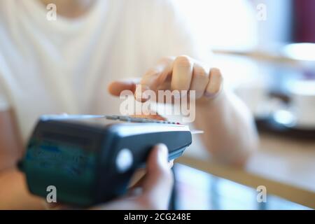 Mann hält Terminal mit Plastikkarte in der Hand. Stockfoto