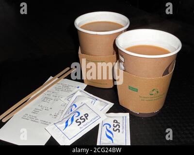 Tasse Tee und Kaffee in einem Flughafencafe am Flughafen Malaga, Malaga, Spanien. Stockfoto