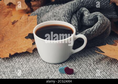 Saisonale Herbst Kaffee und Herzen . Herbstkonzept Stockfoto