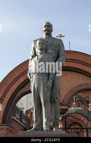 Das Denkmal für Kaiser Nikolaus II. Und Zarewitsch Alexei vor dem Tor der Alexander-Newski-Kathedrale. Stockfoto