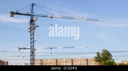 Arbeitskran am Himmel. Baustelle. Bau eines großen Hauses Stockfoto