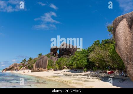 La Digue, Seychellen - 3. Dezember 2016: Große Felsbrocken am Strand von Anse Source D'Argent, einer der meistfotografierten Strände der Welt Stockfoto