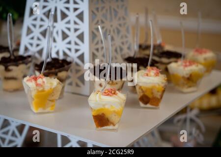 Hochzeitsbonbons, dekorierte Tische, Dekorationen und Cupcakes, Delikatessen und Delikatessen Stockfoto