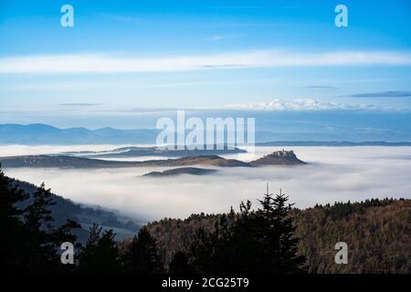 Panoramablick über das Tal mit Nebel und Burg auf dem Hügel im Herbst. Spisky Hrad, Slowakei Stockfoto