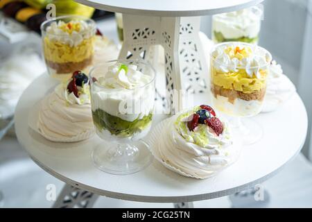 Hochzeitsbonbons, dekorierte Tische, Dekorationen und Cupcakes, leckeres Fleisch und Delikatessen Stockfoto