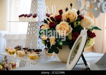 Hochzeitsbonbons, dekorierte Tische, Dekorationen und Cupcakes, Delikatessen und Delikatessen Stockfoto