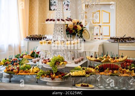 Hochzeitsbonbons, dekorierte Tische, Dekorationen und Cupcakes, Delikatessen und Delikatessen Stockfoto