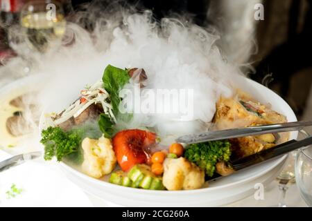 Hochzeitsbonbons, dekorierte Tische, Dekorationen und Cupcakes, leckeres Fleisch und Delikatessen Stockfoto