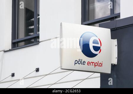 Villefranche, Frankreich - 23. August 2020: Polenemploi-Logo auf einem Gebäude. Pole emploi ist eine französische Regierungsbehörde, die Arbeitslose registriert Stockfoto