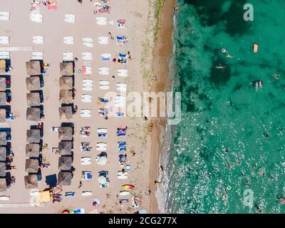 Aerial Beach, Menschen Und Sonnenschirme Am Sea Summer Beach Stockfoto