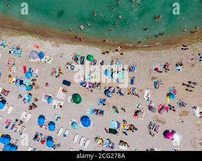 Aerial Beach Drohne Fotografie, Menschen Und Sonnenschirme Am Meeresstrand Stockfoto