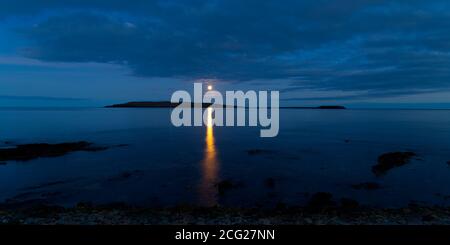 Vollmond über Copinsay Island, Orkney Stockfoto