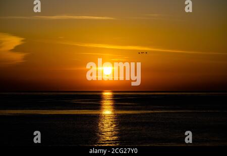 Wunderschöner Sonnenuntergang in einer dunklen Umgebung Stockfoto