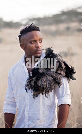 afrikanischer Gentleman im afrikanischen Busch mit Buschhut in Das Gras Stockfoto