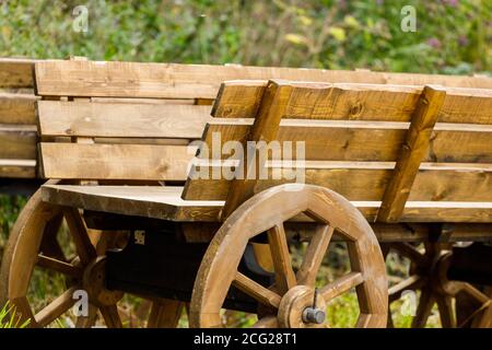 Im Sommer im Dorf ein alter Holzkarren Stockfoto