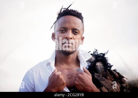 afrikanischer Gentleman im afrikanischen Busch mit Buschhut in Das Gras Stockfoto