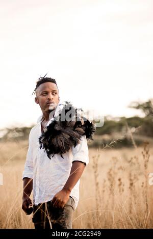 afrikanischer Gentleman im afrikanischen Busch mit Buschhut in Das Gras Stockfoto
