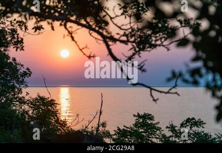 Sonnenaufgang an der Schwarzmeerküste.Südkrimenküste Stockfoto