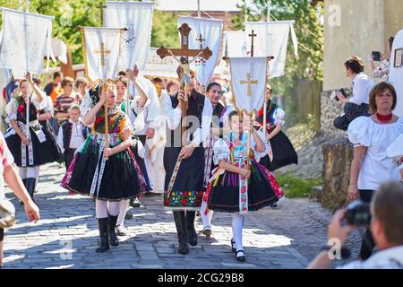 Prozession während einer Ostermesse in einem alten Dorf - Helloko, Ungarn Land Stockfoto