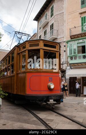 Soller, Spanien - 4. August 2020: Alte Holzbahn in Betrieb in der Stadt Soller, Mallorca, Spanien. Reisekonzept Stockfoto