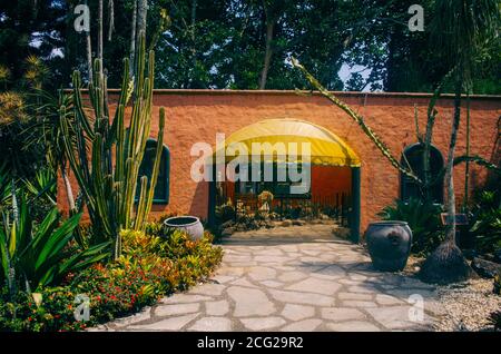 Bogor, Indonesien - EIN Blick auf den Blumen-Themenpark Taman Bunga Nusantara an einem Nachmittag mit Blick auf eine typisch mexikanische Struktur in Pfirsich Wände und Stockfoto