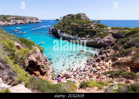 Calo des Moro, Mallorca, Spanien - 7. August 2020: Menschen genießen eine der schönsten Buchten mit türkisfarbenem Wasser in Mallorca genannt Caló des Moro Stockfoto
