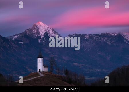 Kirche St. Primoz und Storzic Berg bei Sonnenuntergang, Slowenien Stockfoto