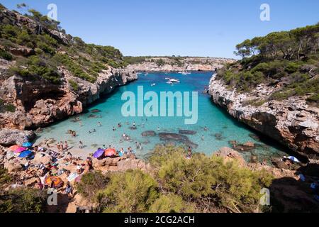 Calo des Moro, Mallorca, Spanien - 7. August 2020: Menschen genießen eine der schönsten Buchten mit türkisfarbenem Wasser in Mallorca genannt Caló des Moro Stockfoto