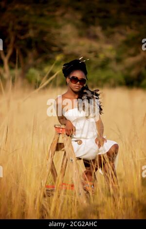 Erfolgreiches schwarzes Frauenmodell in afrikanischer Safari mit Sonnenbrille Stockfoto