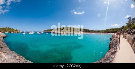 Mallorca, Spanien - 5. August 2020: Strandlandschaft von Cala S'Amarador wunderschöne Küste im Naturpark Mondrago auf Mallorca, Spanien. Sommerliches Konzept Stockfoto