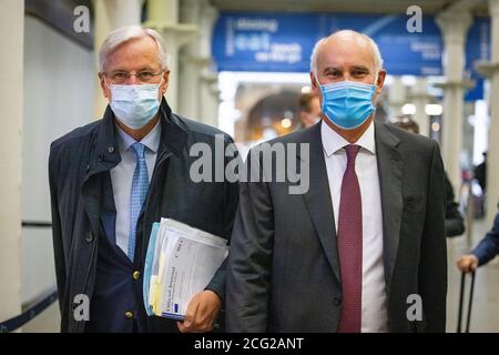 Der Chefunterhändler der EU, Michel Barnier (links), kommt aus dem Eurostar mit dem EU-Botschafter im Vereinigten Königreich, dem portugiesischen Diplomaten Joao Vale de Almeida, am Bahnhof St. Pancras International in London zur letzten Verhandlungsrunde über ein Freihandelsabkommen zwischen der EU und dem Vereinigten Königreich. Stockfoto