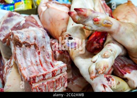 Gehackte Teile eines Schweins. Schweinefleisch Kadaver Stücke. Kaltes Fleisch lagern Stockfoto