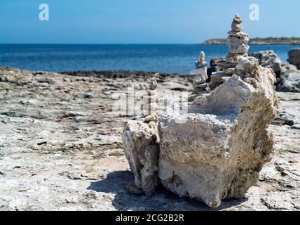 Pyramiden von Steinen an der Steinküste des Schwarzen Meeres. Krim Stockfoto