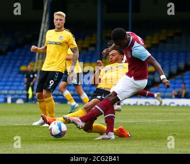 SOUTHEND, ENGLAND - SEPTEMBER 06: Ademipo Odubeke von West Ham United U21 wird von Nathan Ralph von Southend United während der EFL Trophy Southern Gr Stockfoto