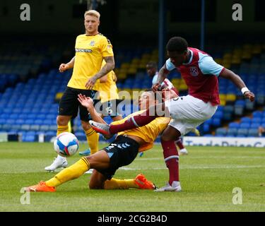 SOUTHEND, ENGLAND - SEPTEMBER 06: Ademipo Odubeke von West Ham United U21 wird von Nathan Ralph von Southend United während der EFL Trophy Southern Gr Stockfoto