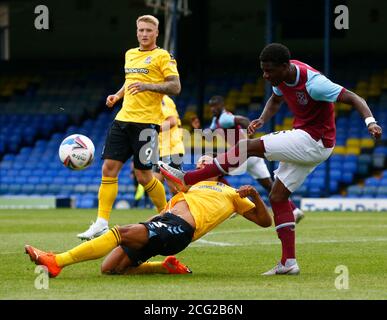 SOUTHEND, ENGLAND - SEPTEMBER 06: Ademipo Odubeke von West Ham United U21 wird von Nathan Ralph von Southend United während der EFL Trophy Southern Gr Stockfoto