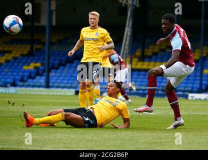 SOUTHEND, ENGLAND - SEPTEMBER 06: Ademipo Odubeke von West Ham United U21 wird von Nathan Ralph von Southend United während der EFL Trophy Southern Gr Stockfoto