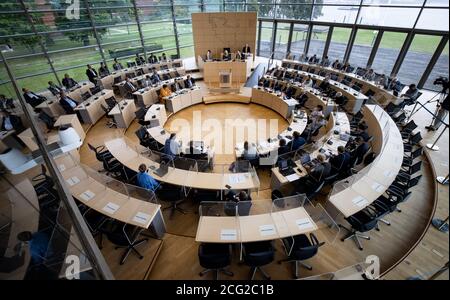 Kiel, Deutschland. September 2020. Blick in den Plenarsaal des Landtags Schleswig-Holstein während einer Sitzung des Ausschusses für Inneres und Recht. Mehr als vier Monate nach seiner Ausweisung wird Schleswig-Holsteins ehemaliger Innenminister Grote dem Innen- und Rechtsausschuss des landtags Fragen zu den Umständen seiner Entlassung beantworten. Quelle: Christian Charisius/dpa/Alamy Live News Stockfoto