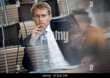 Kiel, Deutschland. September 2020. Daniel Günther (CDU), Ministerpräsident von Schleswig-Holstein, folgt auf eine Sitzung des Innen- und Rechtsausschusses des Kieler Landtags. Mehr als vier Monate nach seiner Ausweisung wird Schleswig-Holsteins ehemaliger Innenminister Grote Fragen des Innen- und Rechtsausschusses des Landtags zu den Umständen seiner Entlassung beantworten. Quelle: Christian Charisius/dpa/Alamy Live News Stockfoto