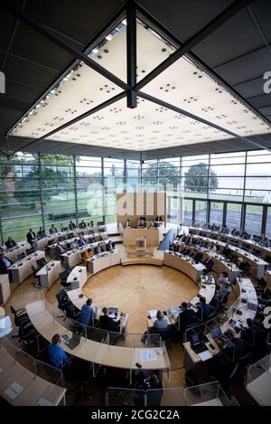 Kiel, Deutschland. September 2020. Blick in den Plenarsaal des Landtags Schleswig-Holstein während einer Sitzung des Ausschusses für Inneres und Recht. Mehr als vier Monate nach seiner Ausweisung wird Schleswig-Holsteins ehemaliger Innenminister Grote dem Innen- und Rechtsausschuss des landtags Fragen zu den Umständen seiner Entlassung beantworten. Quelle: Christian Charisius/dpa/Alamy Live News Stockfoto