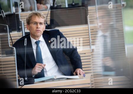 Kiel, Deutschland. September 2020. Daniel Günther (CDU), Ministerpräsident von Schleswig-Holstein, folgt auf eine Sitzung des Innen- und Rechtsausschusses des Kieler Landtags. Mehr als vier Monate nach seiner Ausweisung wird Schleswig-Holsteins ehemaliger Innenminister Grote Fragen des Innen- und Rechtsausschusses des Landtags zu den Umständen seiner Entlassung beantworten. Quelle: Christian Charisius/dpa/Alamy Live News Stockfoto