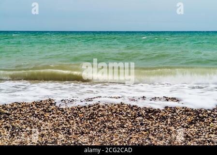 Die Wellen des Meeres Rollen auf dem steinernen Ufer.Südküste der Krim. Stockfoto