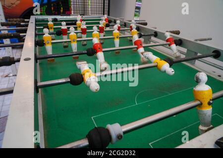 Yellow and red players on a foosball table Stockfoto