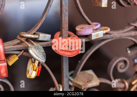 Alte Schlösser am Zaun Gitter Stockfoto