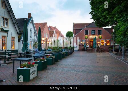 Öffentliche Häuser auf dem Markt bei Nacht, Greetsiel, Ostfriesland, niedersachsen, Deutschland, Europa Stockfoto