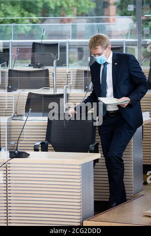 Kiel, Deutschland. September 2020. Daniel Günther (CDU), Ministerpräsident von Schleswig-Holstein, kommt zu einer Sitzung des Innen- und Rechtsausschusses des Landtags Kiel. Mehr als vier Monate nach seiner Ausweisung wird Schleswig-Holsteins ehemaliger Innenminister Grote Fragen des Innen- und Rechtsausschusses des Landtags zu den Umständen seiner Entlassung beantworten. Quelle: Christian Charisius/dpa/Alamy Live News Stockfoto