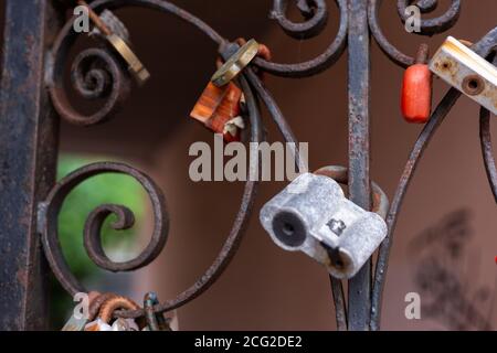 Alte Schlösser am Zaun Gitter Stockfoto