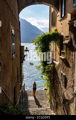 Italien. Lombardei. Comer See. Das bunte Dorf Varenna. Gasse mit Blick auf den See Stockfoto